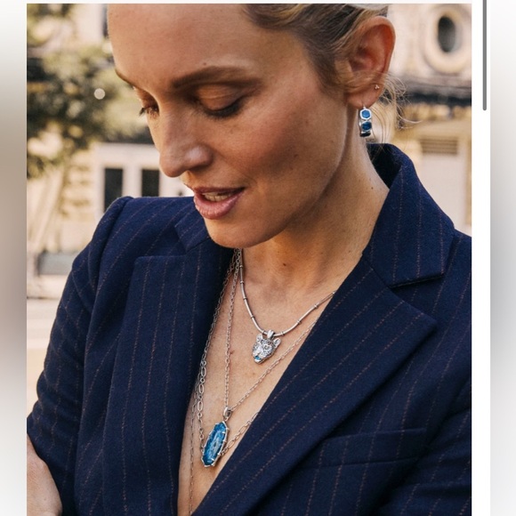 Kendra Scott Maura Vintage Silver Jaguar Short Pendant Necklace - Picture 3 of 3